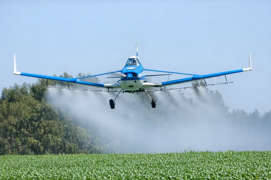 Aeronave fumigadora realizando trabajo aéreo